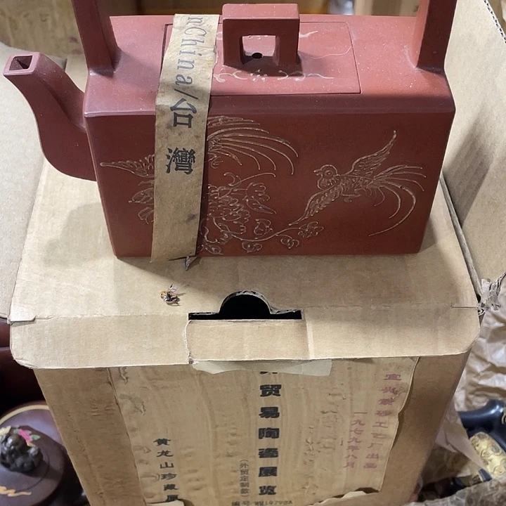 茶壶紫砂原矿泥料，手工制作的一把紫砂壶。