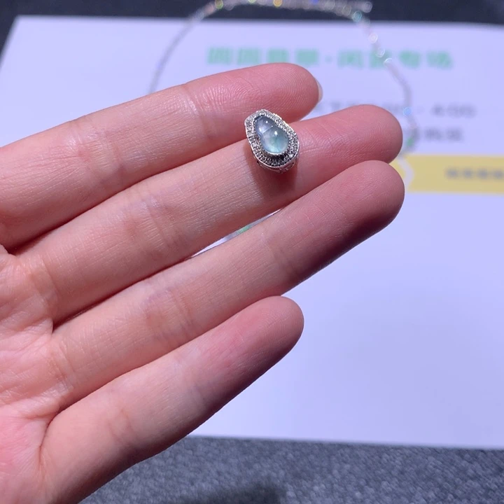 18K金镶嵌挂件翡翠