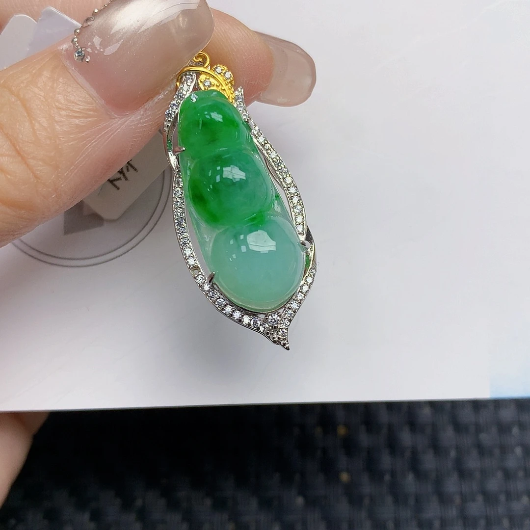 颈饰18K金镶嵌翡翠豆子