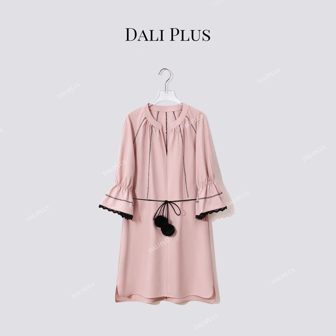 DALI PLUS撞色刺绣喇叭袖绒球收腰系带花边衬衫连衣裙”-D5ST1249