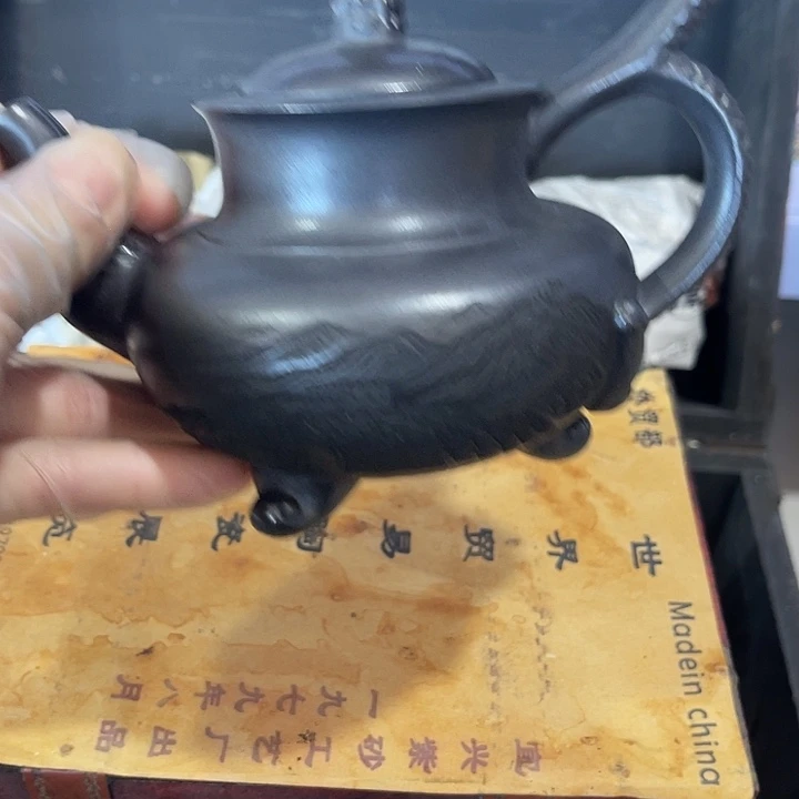 茶壶紫泥原矿泥料手工制作的一把紫砂壶。