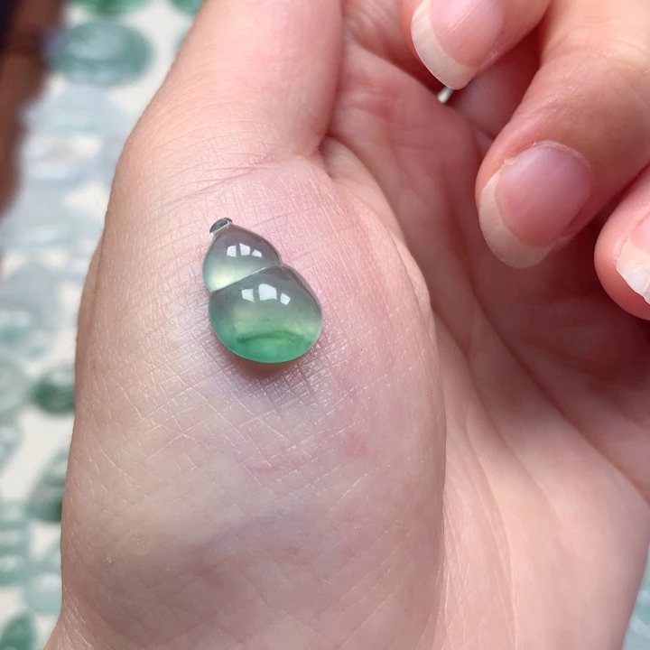 翡翠未镶嵌颈饰冰种飘花小葫芦