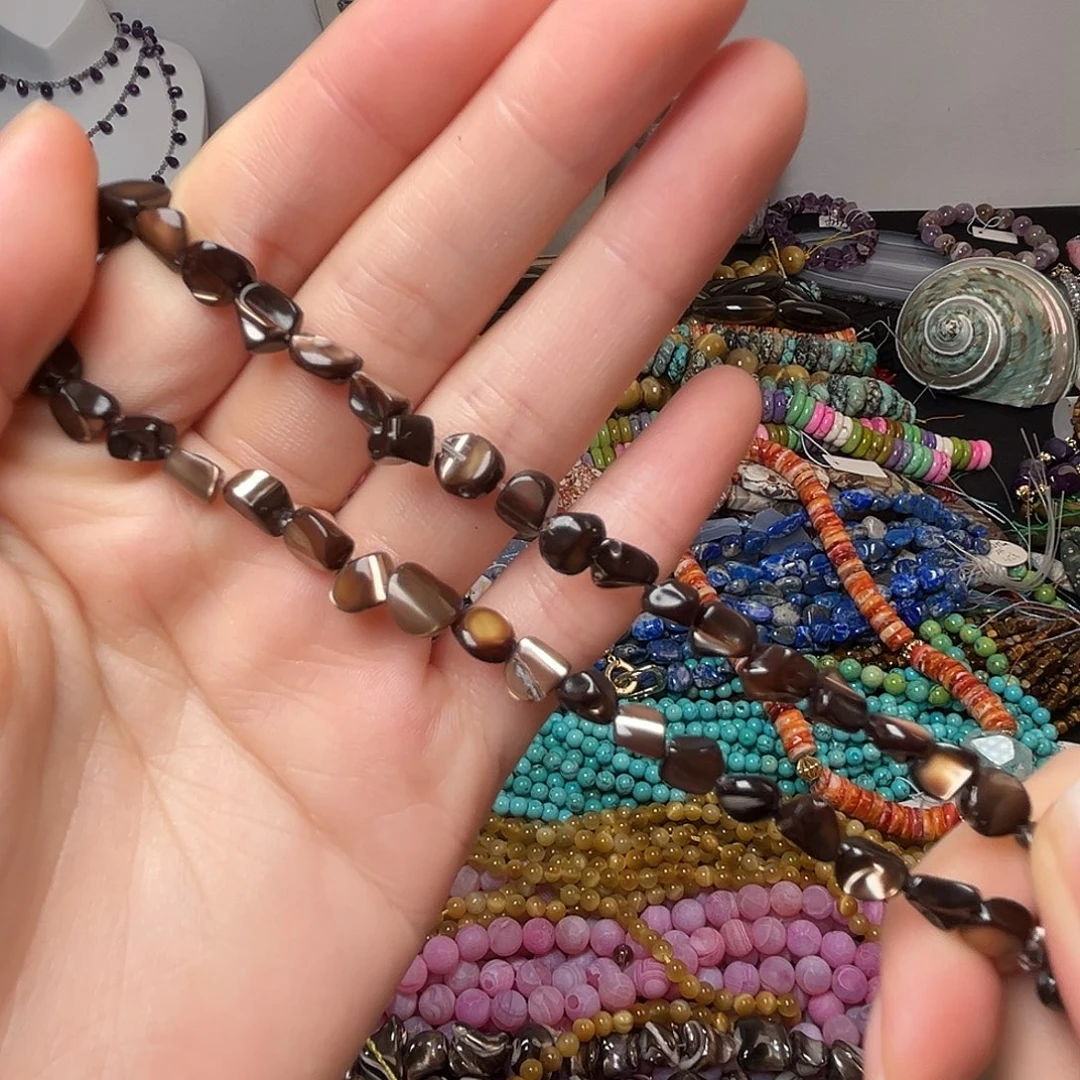 玛瑙/玉髓合金珠宝半成品C304。 5mm黑金贝随形一条