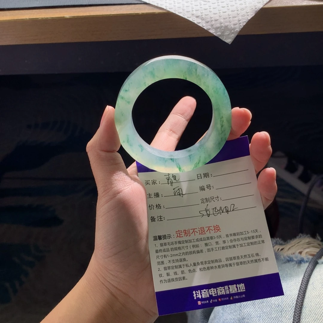 未镶嵌翡翠手镯定制翡翠静**争