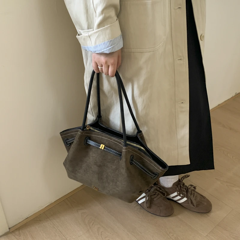 秋冬磨砂大容量包包女2025新款时尚通勤百搭单肩手提腋下菜篮子包