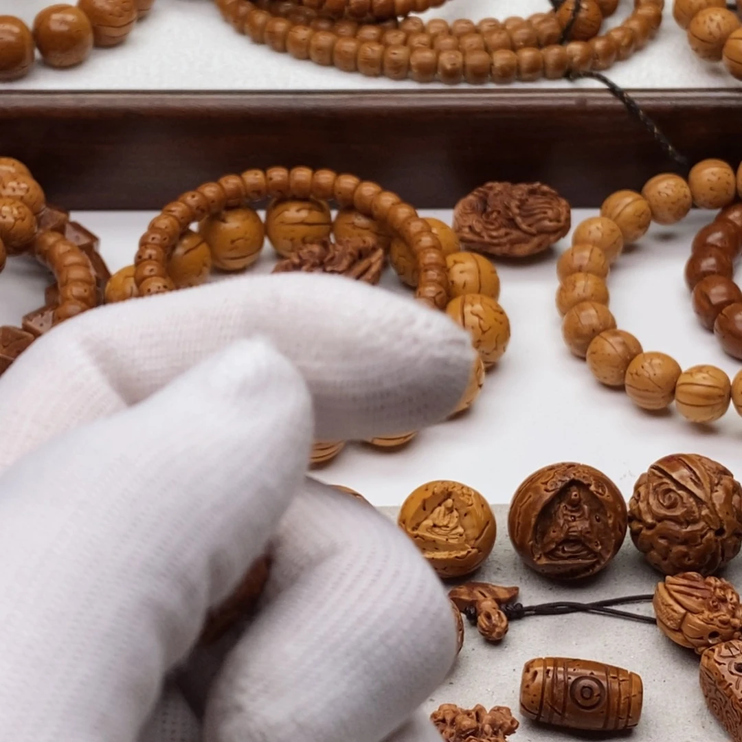 卧**云桃核机雕刻工艺品