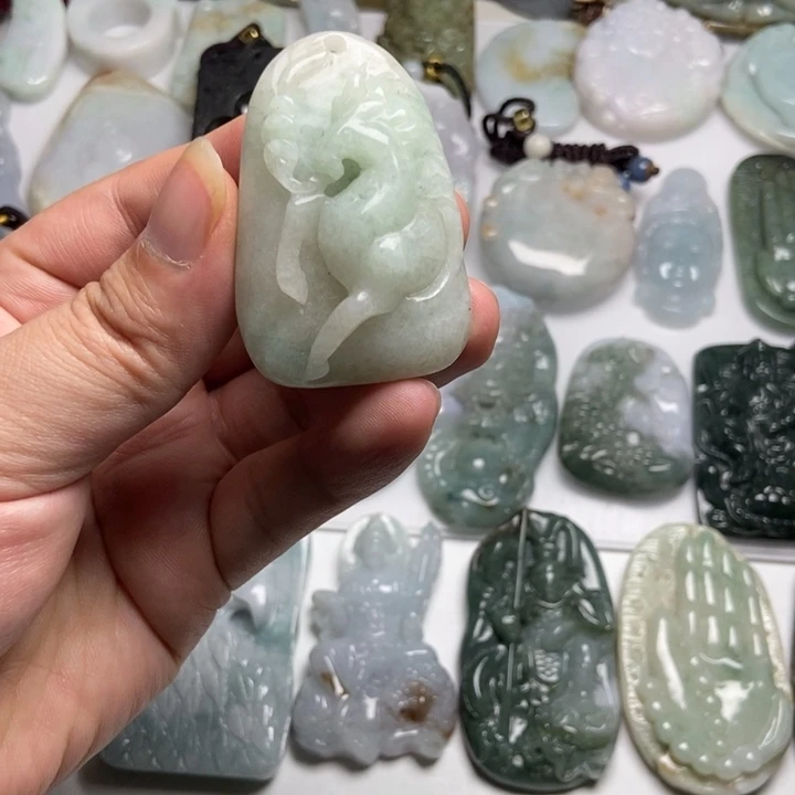 翡翠未镶嵌颈饰马牌37