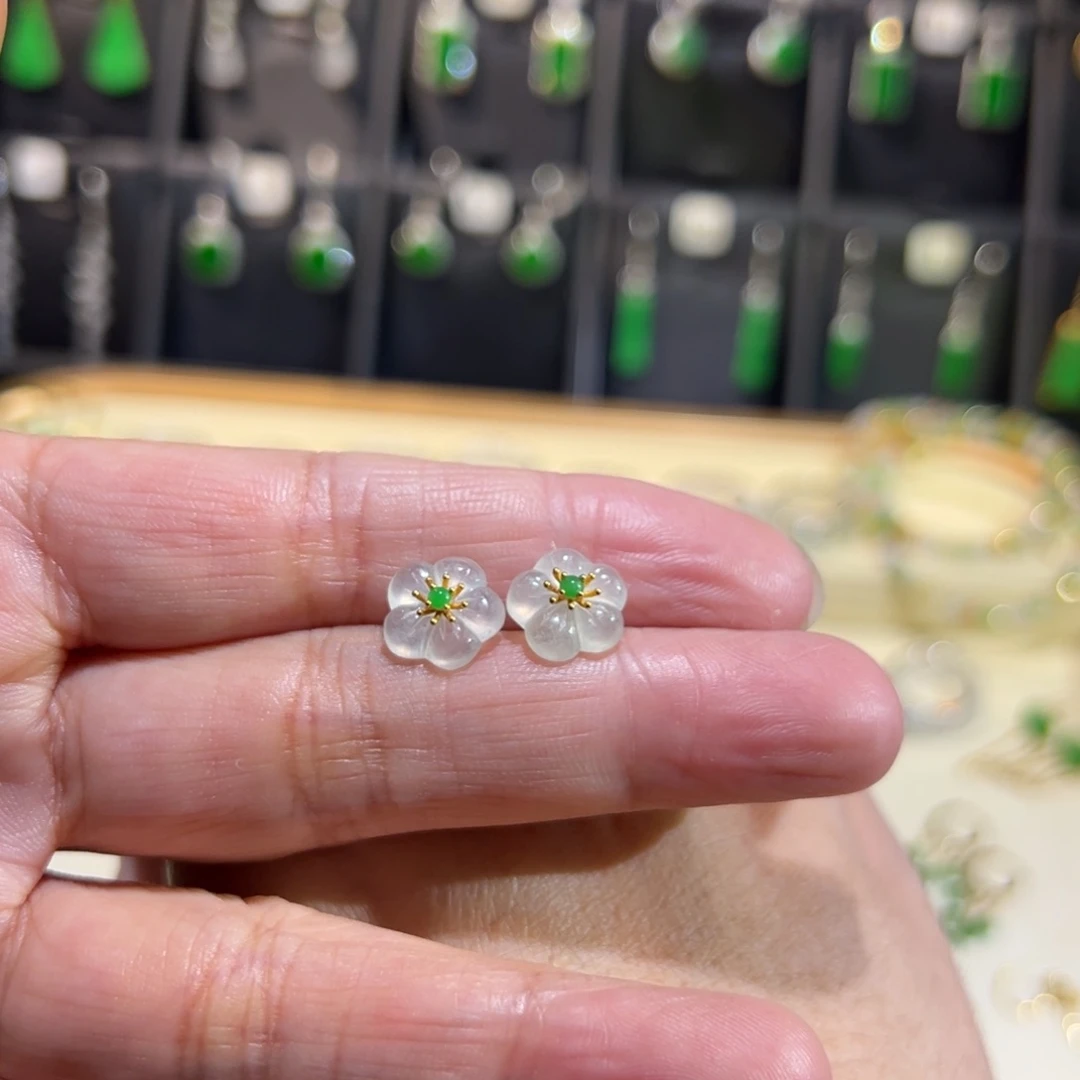 颈饰18K金镶嵌翡翠耳钉