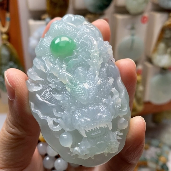 拿***菇翡翠未镶嵌颈饰龙牌