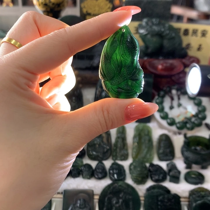 蛇纹石玉未镶嵌颈饰