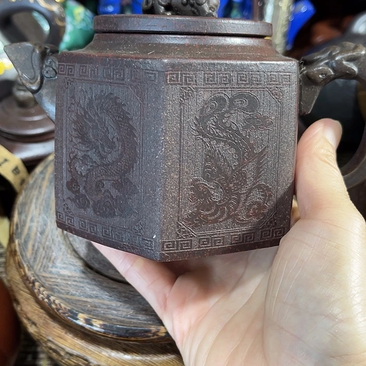茶壶紫泥原矿泥料手工制作的一把紫砂壶。
