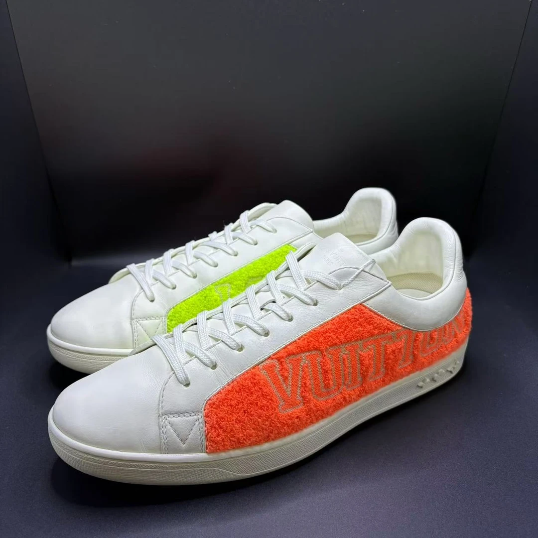 95新 LouisVuitton/路易威登 男士白色毛绒休闲板鞋 42码 zy036