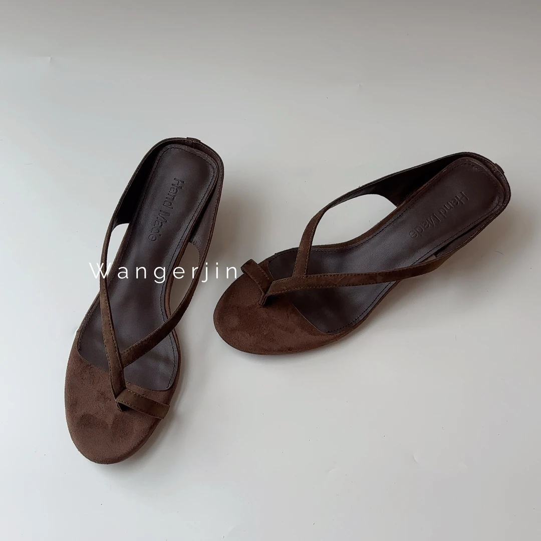 【六呈六】羊皮/4CM/坡跟极简松弛一字带漏趾时装夹趾凉拖鞋女外穿