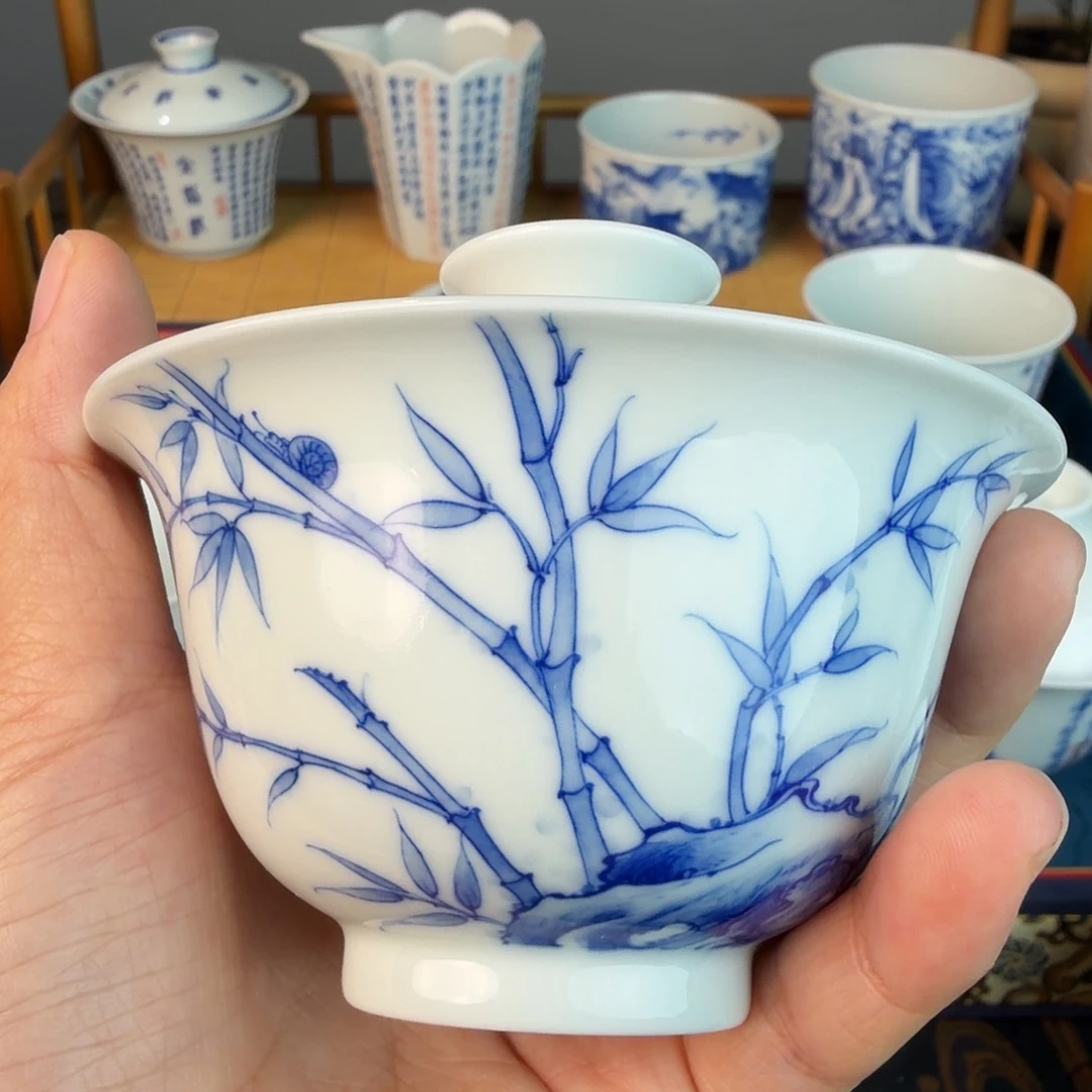 手绘竹子盖碗青花