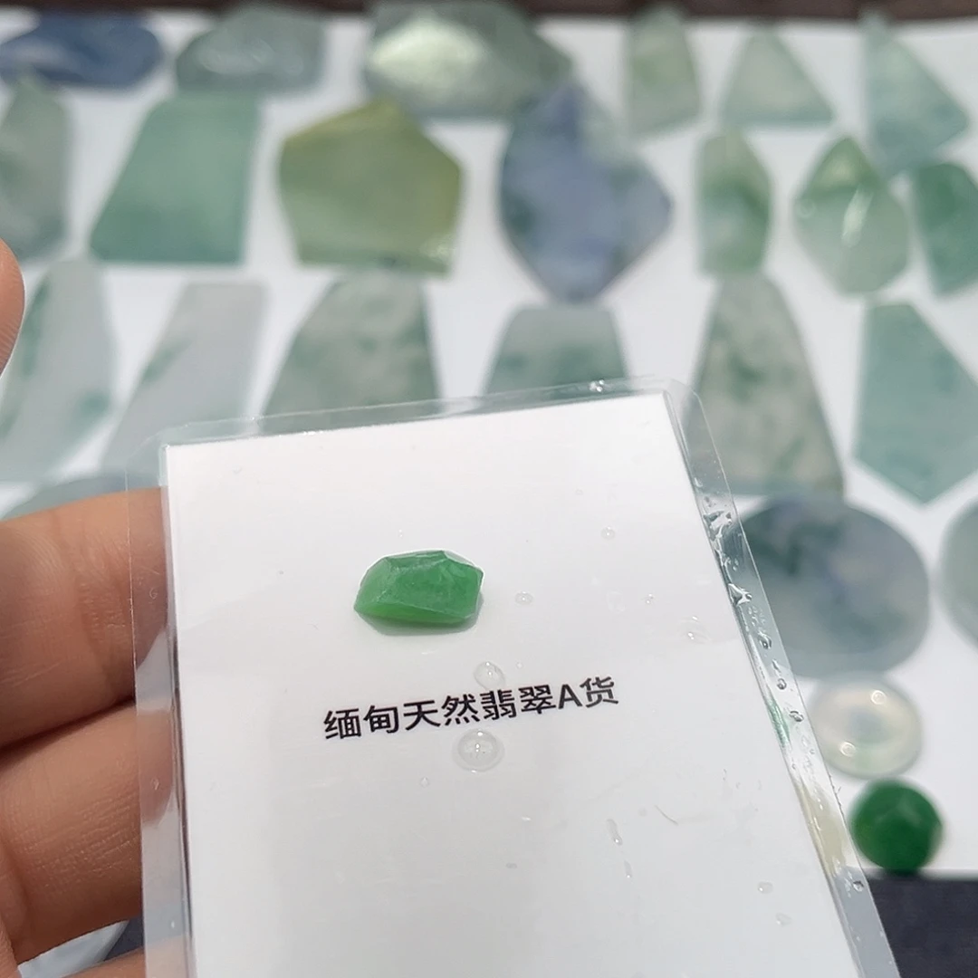 周***娘翡翠未镶嵌颈饰36788