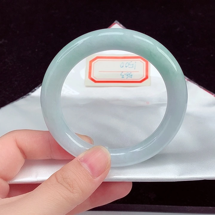 翡翠手镯未镶嵌翡翠