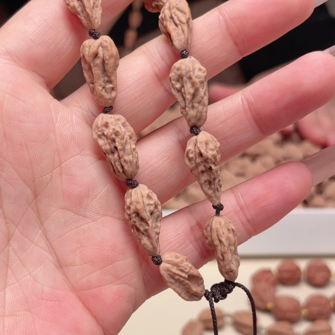 钱***有文玩核桃吊坠手持