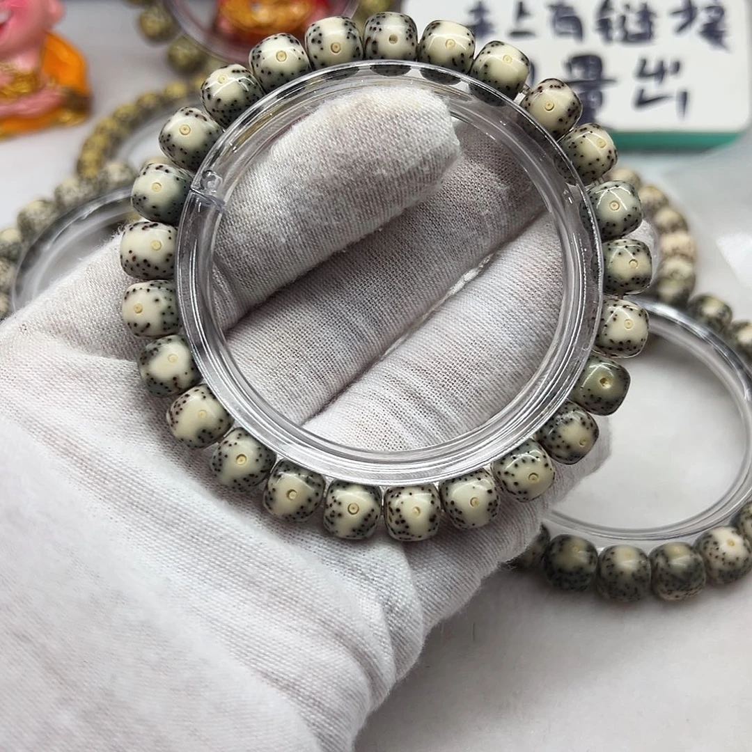 鑫***星月菩提手串98绿包白黄金瞳  桌上