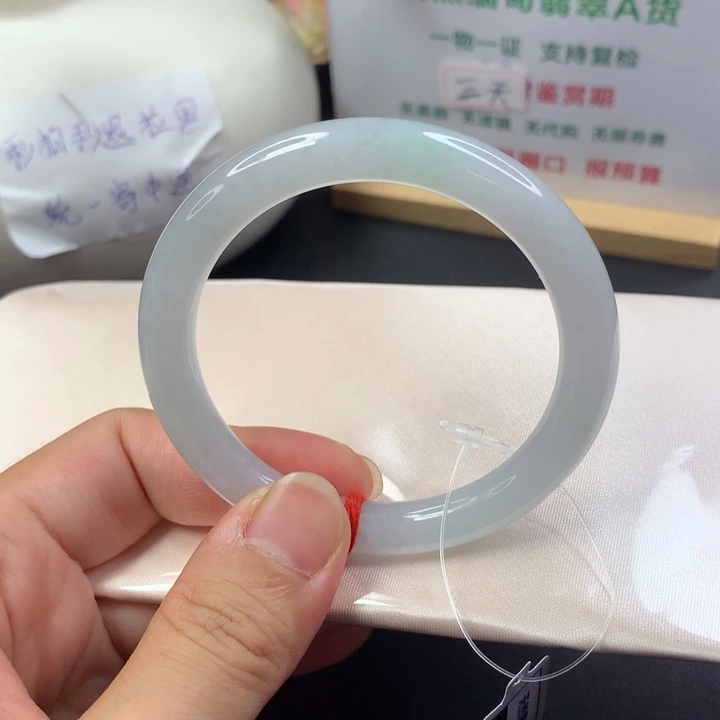 未镶嵌手镯（圆镯）翡翠