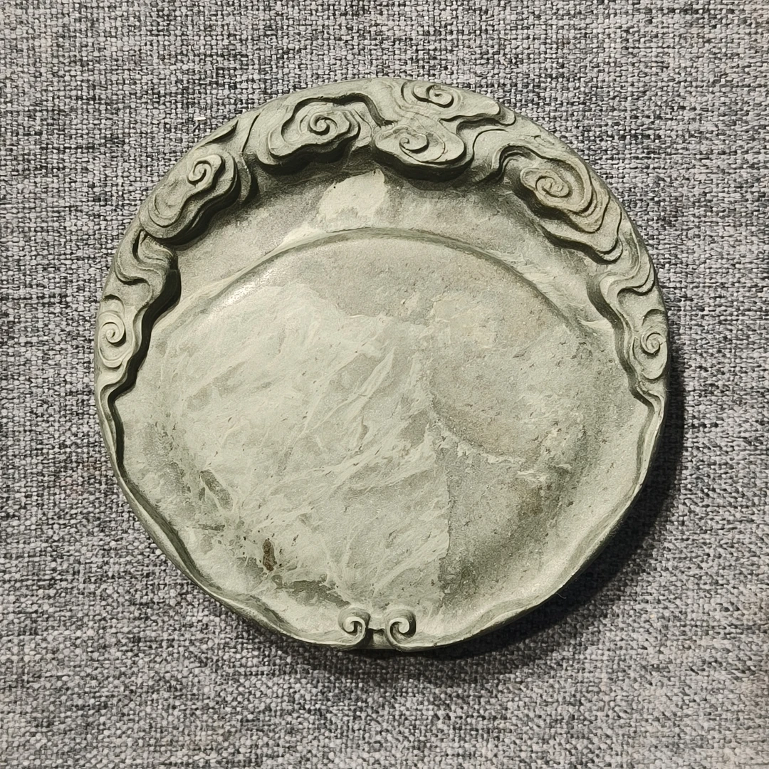 甘肃洮砚，水泉祥云浮雕圆砚，尺寸9.5*9.5*2.3厘米
