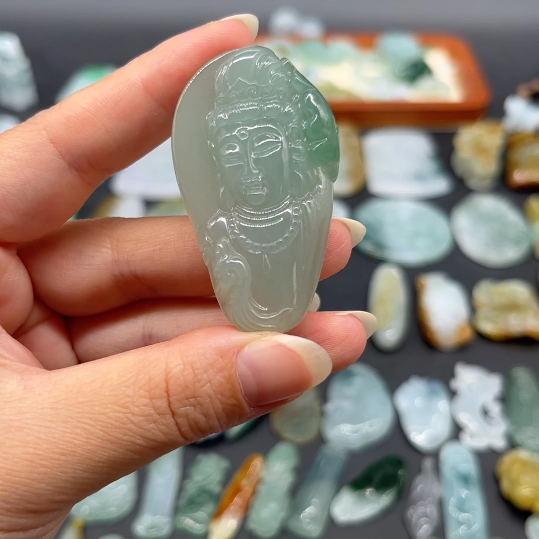 翡翠未镶嵌颈饰观音