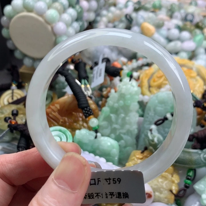 翡翠手镯未镶嵌吊坠