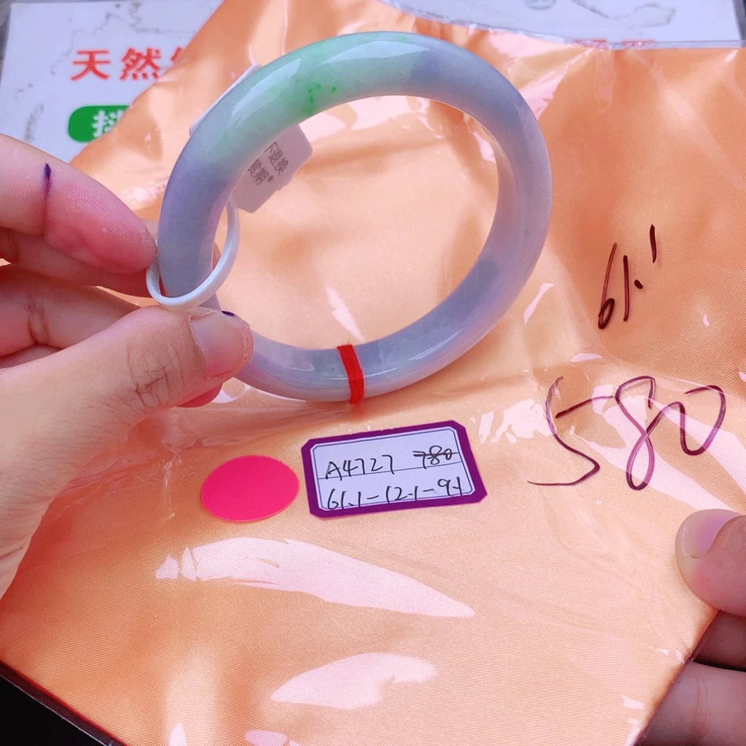 翡翠手镯未镶嵌翡翠