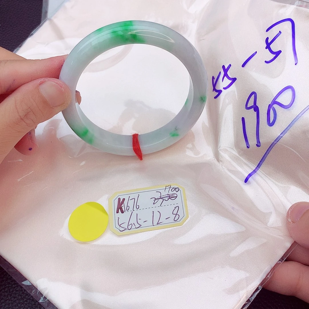 翡翠手镯未镶嵌翡翠