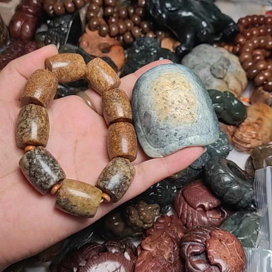 未镶嵌岫岩河磨玉（透闪石质玉）挂件