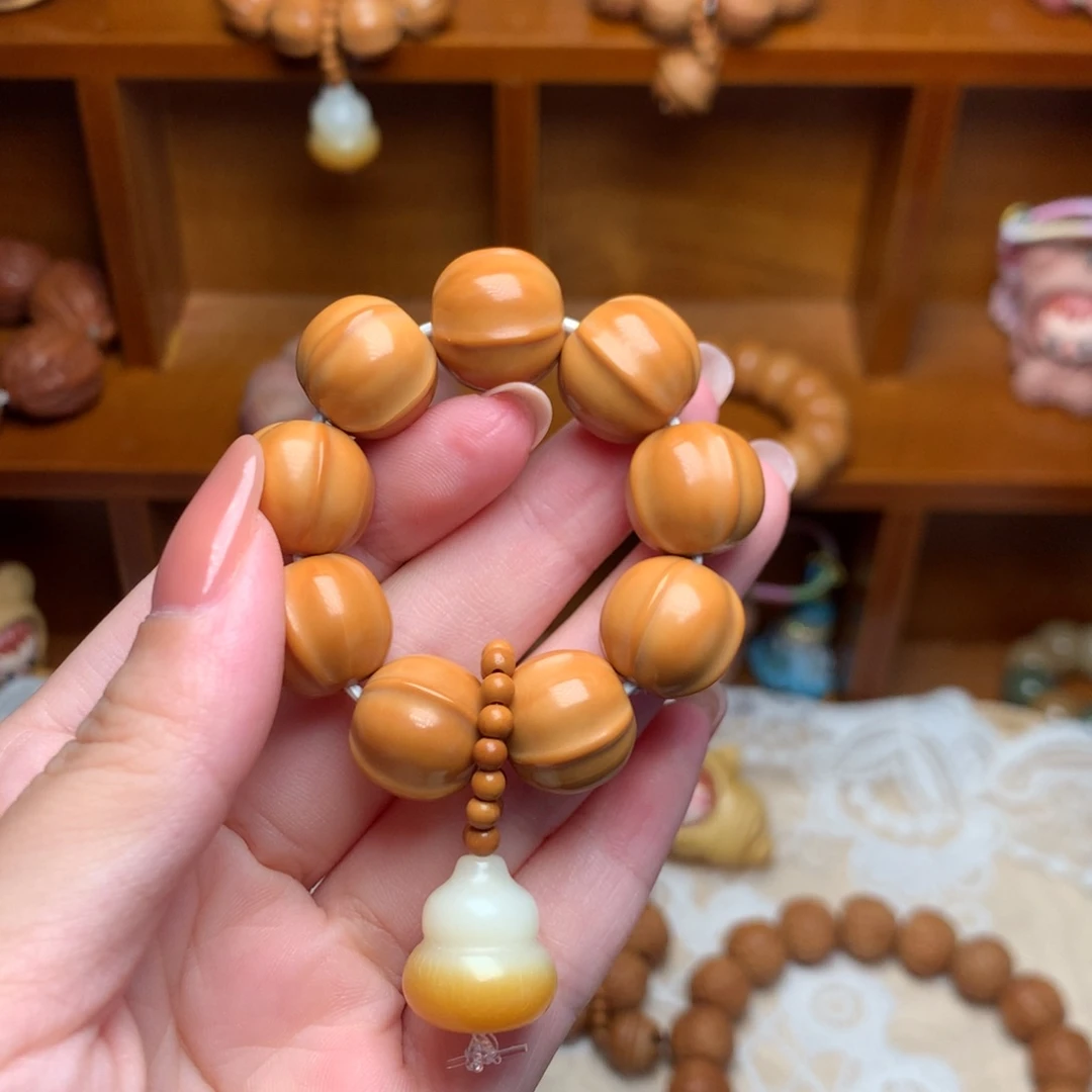 猴头核桃把件鲨鱼背手捻