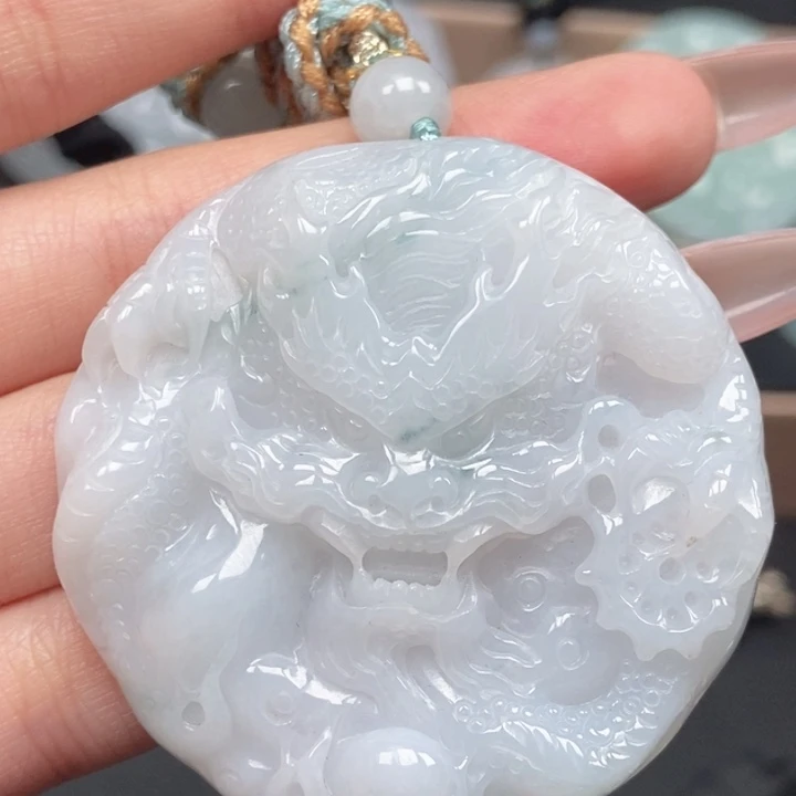 翡翠未镶嵌颈饰龙