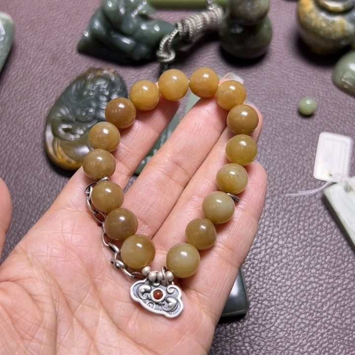 韩***米颈饰未镶嵌岫岩河磨玉（透闪石质玉）