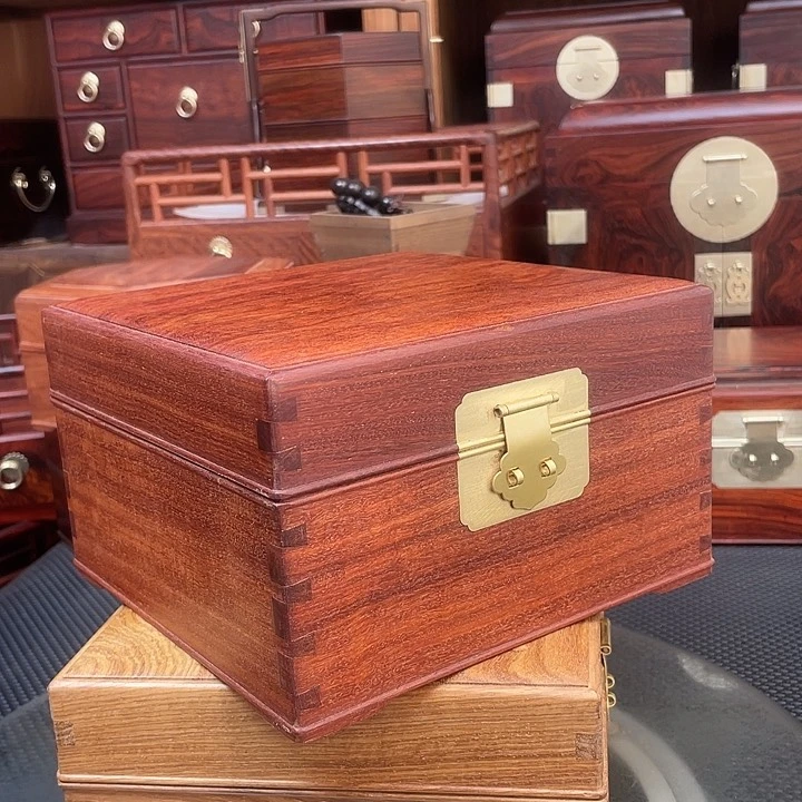 木20。20。12红谭盒子里