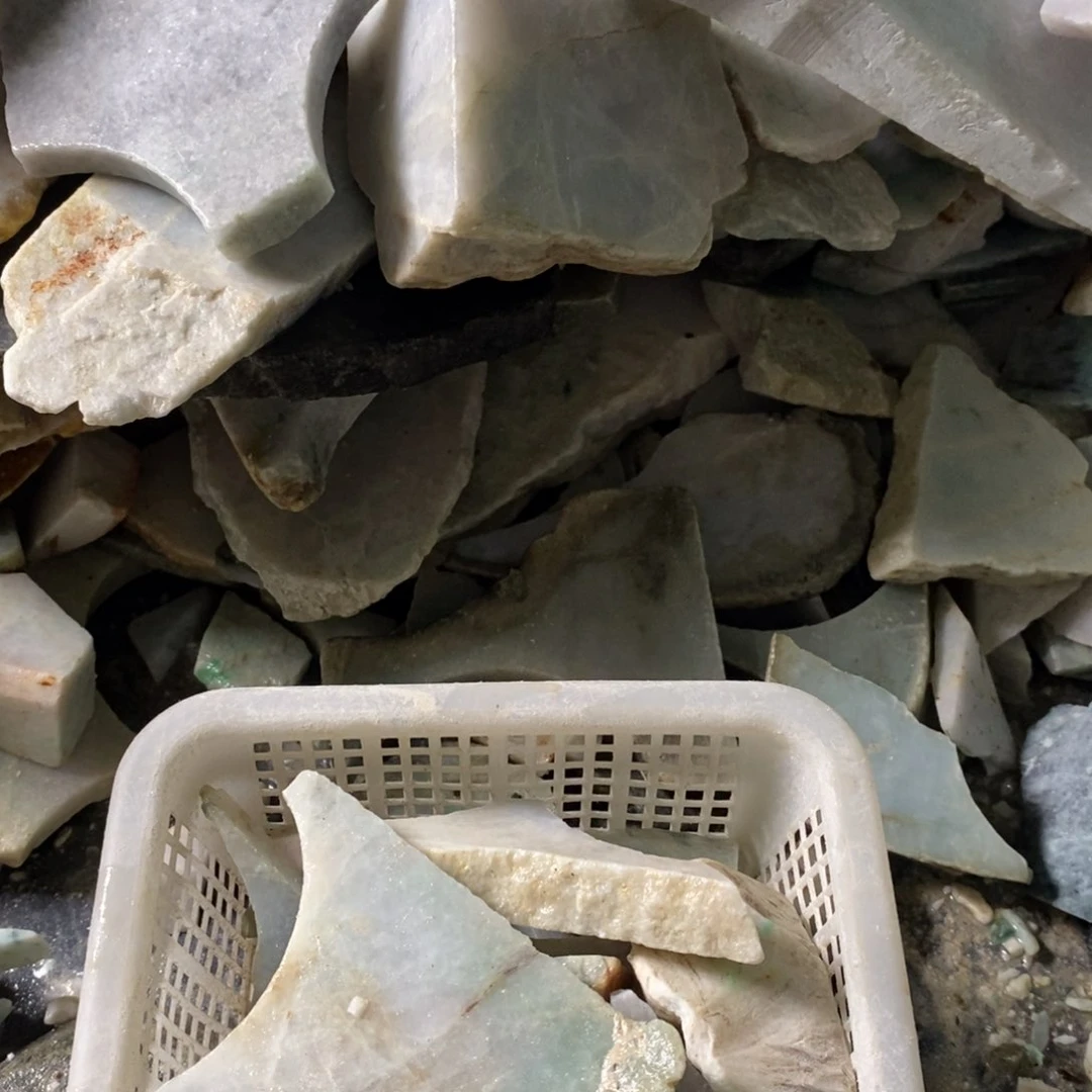 颈饰未镶嵌翡翠疯**了天然翡翠