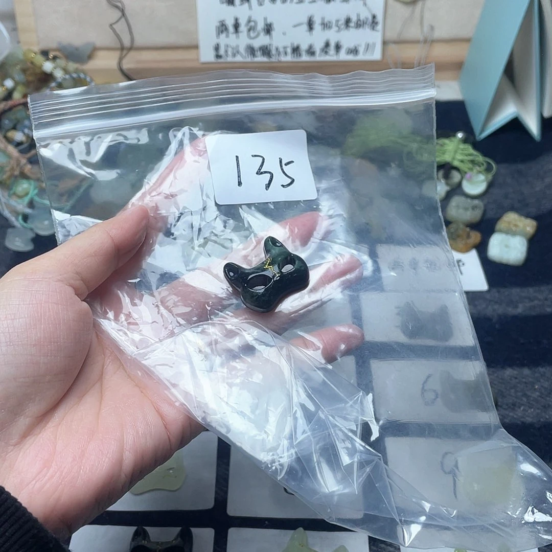 蛇纹石玉颈饰未镶嵌被***鸟