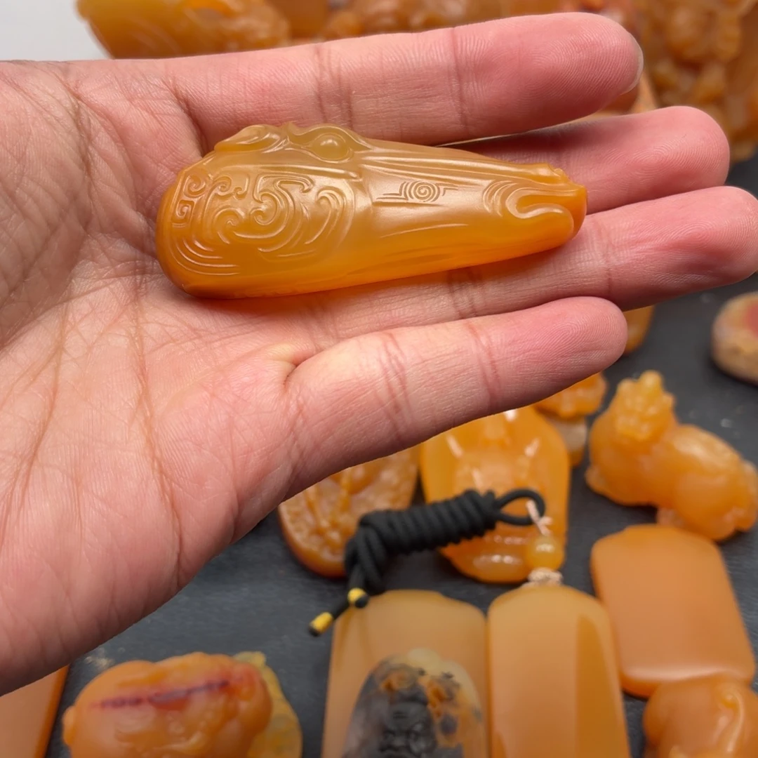 嘉***园石英质玉（黄龙玉）未镶嵌颈饰