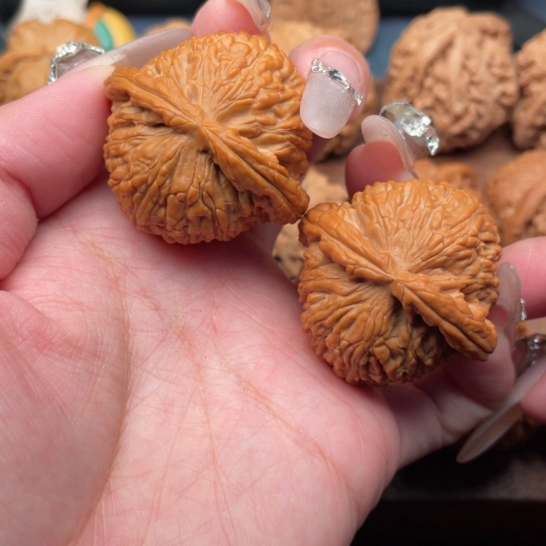 文玩核桃吊坠全品，红皮闷尖球白白狮子40