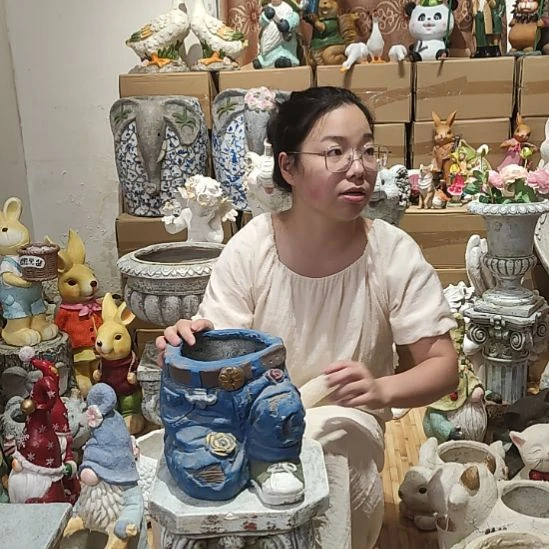 合成树脂氧化镁小跪裤花盆一个