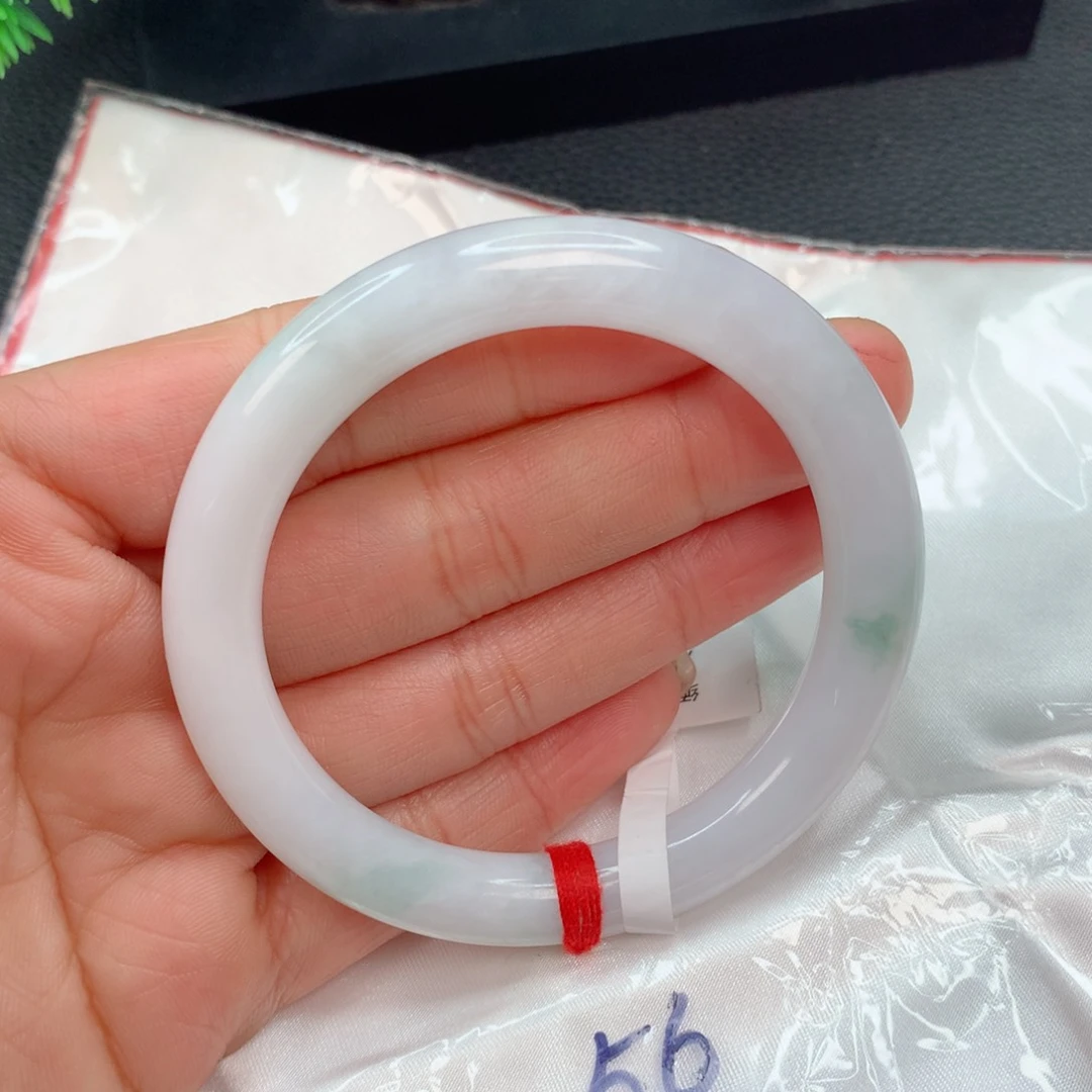 翡翠手镯未镶嵌…………