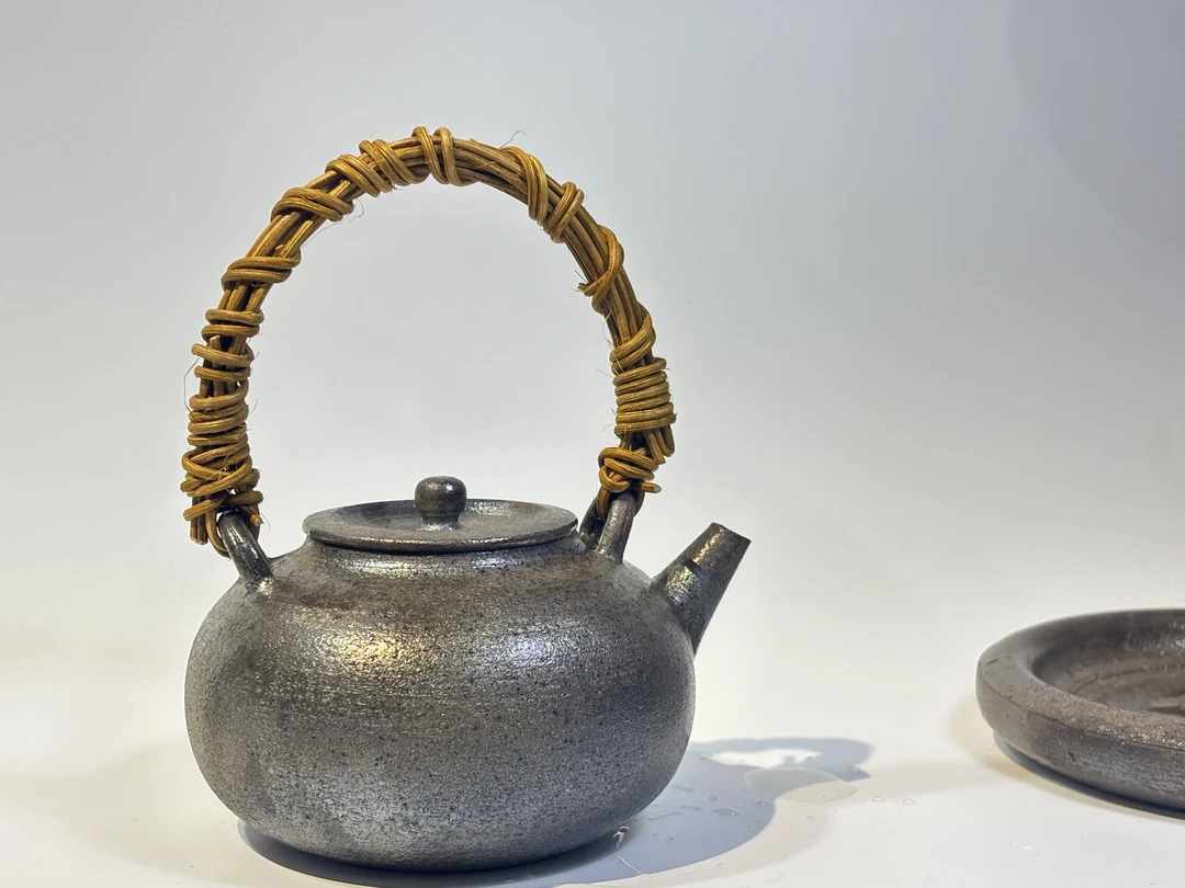 柴烧提梁壶，铁胎泥料，传统手工制作