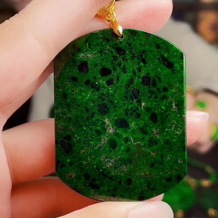 翡翠未镶嵌颈饰多样性