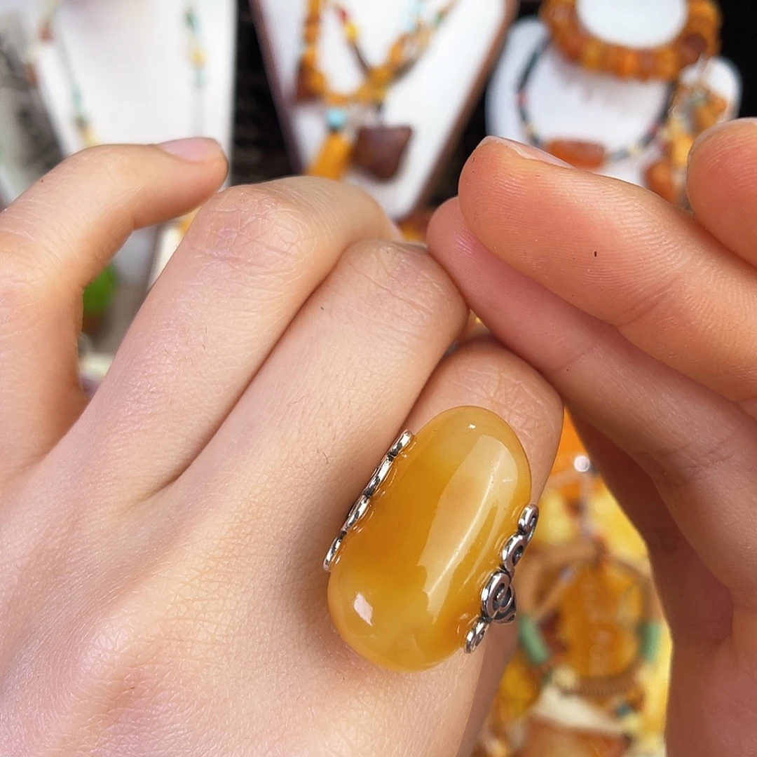 未镶嵌琥珀珠宝奇石。