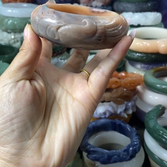 未镶嵌雕花手镯石英质玉