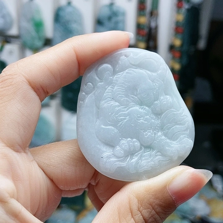 颈饰足铂镶嵌翡翠翡翠