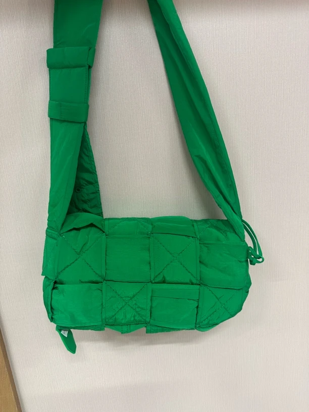 bv bottega Veneta云朵格子尼龙大号斜挎包/bv绿/99新/公价17600