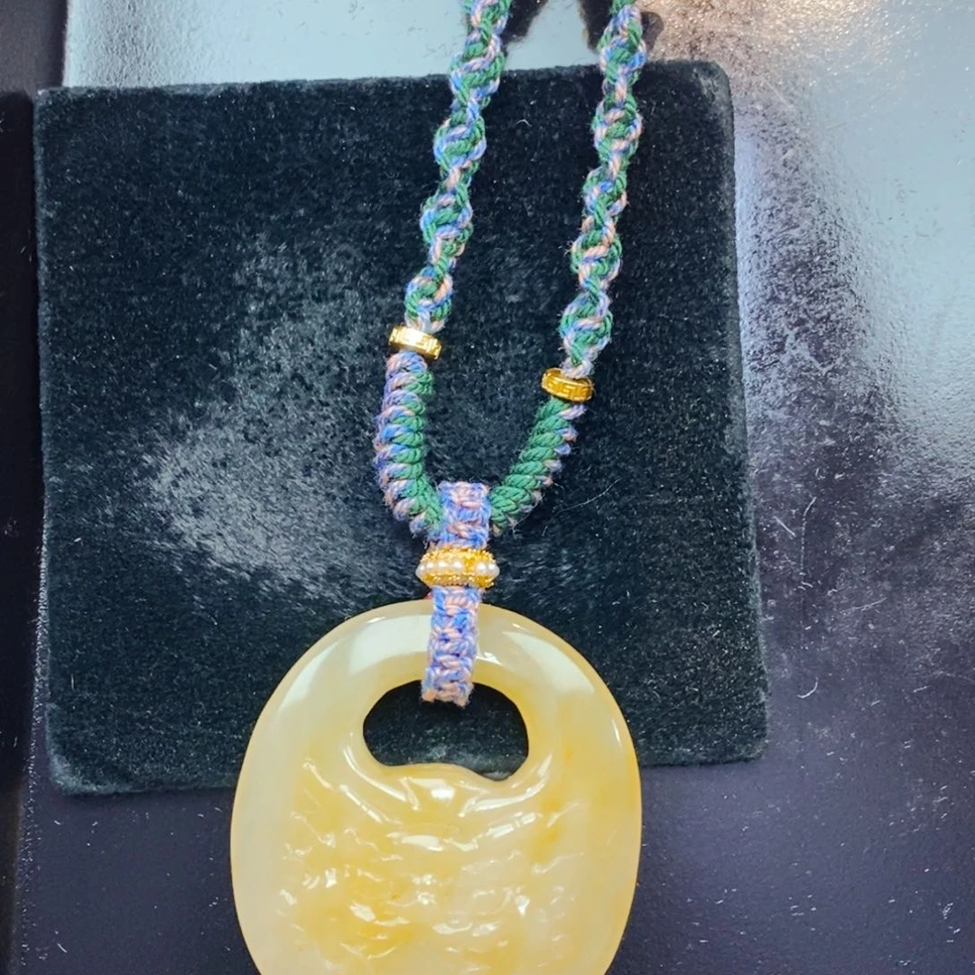 未镶嵌石英质玉（黄龙玉）项链