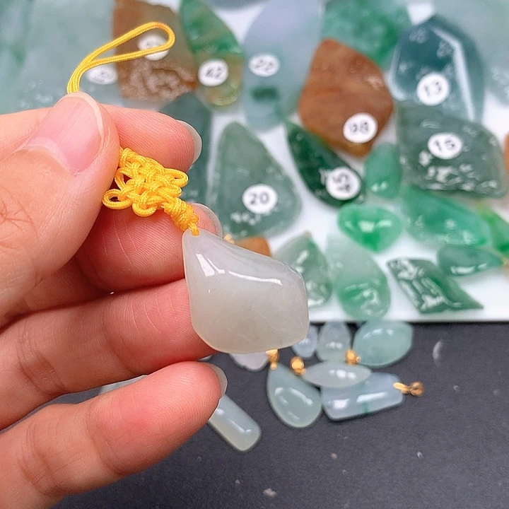 翡翠未镶嵌颈饰随型