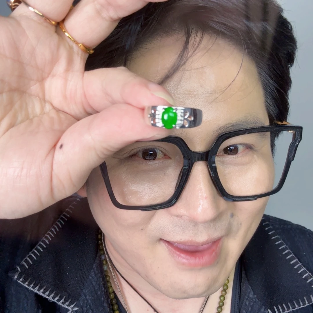 翡翠未镶嵌颈饰一件