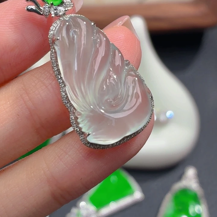 颈饰18K金镶嵌翡翠