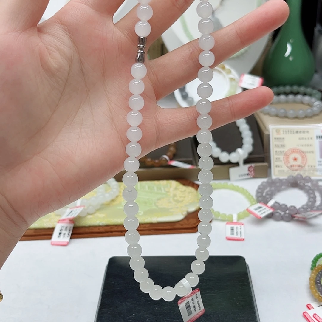 大***姐和田玉未镶嵌项链
